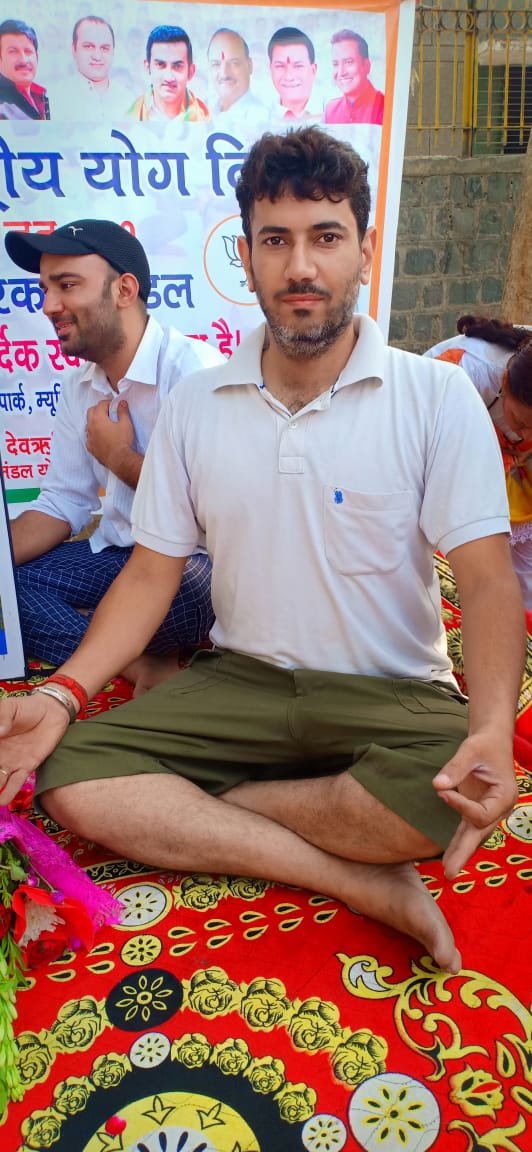 realkapur's tweet image. 5वें अंतरराष्ट्रीय योग दिवस के अवसर पर पूर्वी दिल्ली के बलदेव पार्क में वार्ड नंo 22E की पार्षद श्रीमती #RekhaDixit जी

अनारकली मंडल के अध्यक्ष श्री #RakeshGupta जी

मंडल युवा मोर्चा अध्यक्ष @dev_devrishi एवं समस्त जनता के साथ मिलकर योगाभ्यास किया

#YogaDay2019

@GautamGambhir