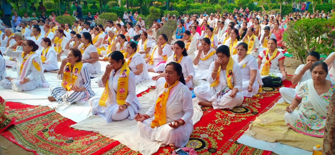 realkapur's tweet image. 5वें अंतरराष्ट्रीय योग दिवस के अवसर पर पूर्वी दिल्ली के बलदेव पार्क में वार्ड नंo 22E की पार्षद श्रीमती #RekhaDixit जी

अनारकली मंडल के अध्यक्ष श्री #RakeshGupta जी

मंडल युवा मोर्चा अध्यक्ष @dev_devrishi एवं समस्त जनता के साथ मिलकर योगाभ्यास किया

#YogaDay2019

@GautamGambhir