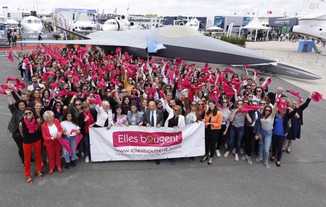 FloBarnier's tweet photo. MERCI cher.e.s partenaires, marraines, relais, délégué.e.s et ami.e.s d’@ellesbougent pour cette fabuleuse journée au #PAS2019 ! Vous nous avez inspiré.e.s, transporté.e.s, donné envie, et fait voltiger !! #EBBourget #rolemodels 🛫@murielledumas88 @GifasOfficiel @salondubourget https://t.co/PQfdqUlDoR