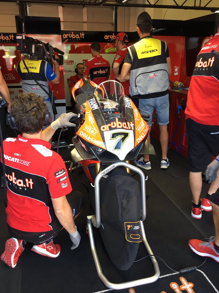ArubaRacing's tweet photo. Busy in the Box as we get ready for FP1 #RiminiWorldSBK #arubaracing #forzaducati #vamosalvaro #gochaz https://t.co/ixVsDM6O9q