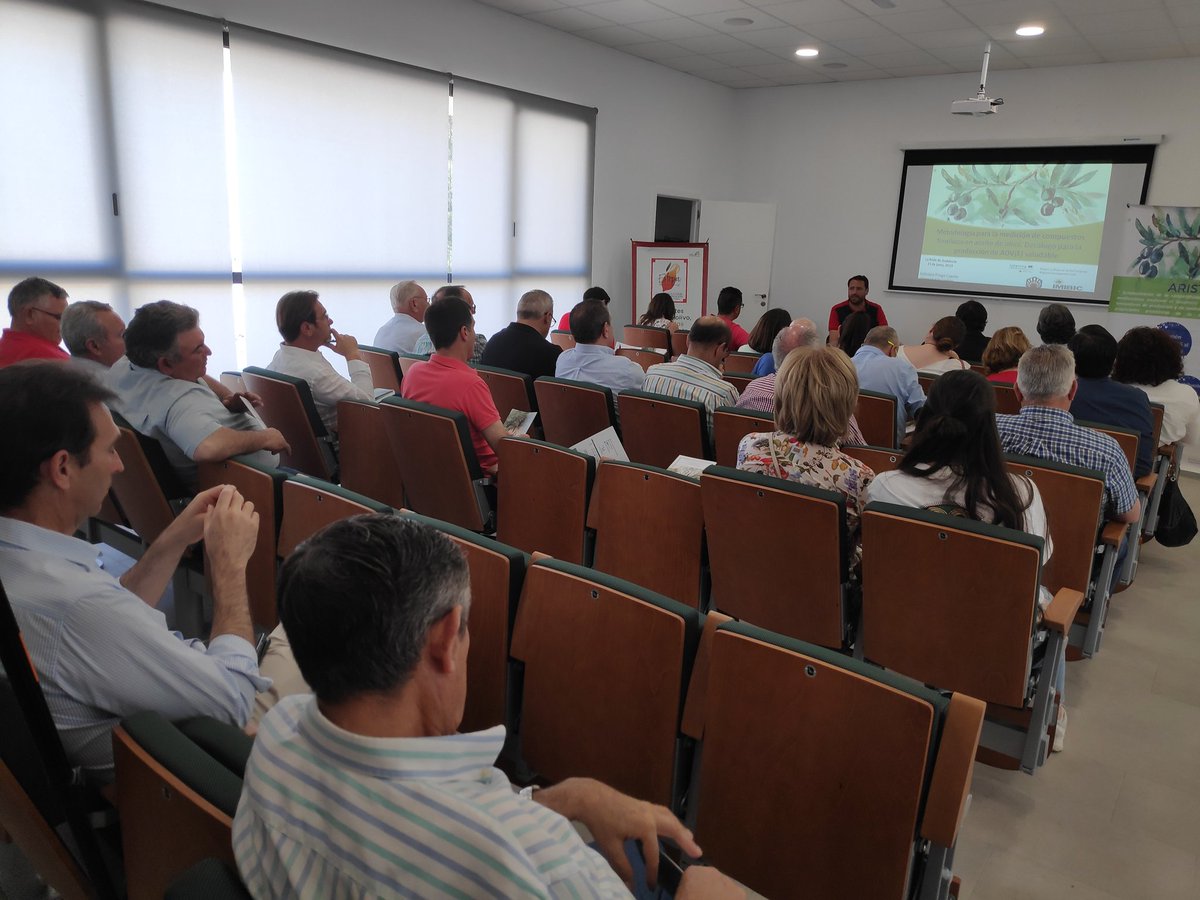AOVESol's tweet photo. El doctor Feliciano Priego ahora mismo en el Taller de capacitación para productores de aceite de oliva en el marco del proyecto Aristoil. Hoy en el Parque del Olivar, en La Roda de Andalucía, con @doestepa como anfitrión. Organiza @diputacionMLG  @aristoilproject
@aytolaroda https://t.co/Zu9Llg24nU