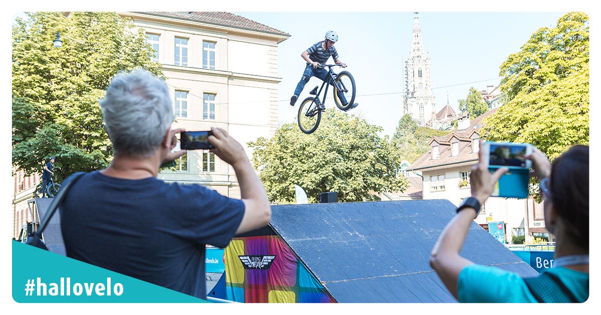 Jumping into the weekend like this. #hallovelo #fahrmit