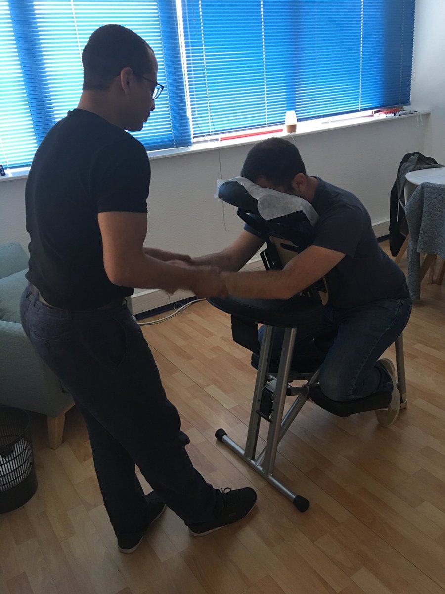 bailly_p's tweet photo. À l’occasion de la semaine de la  #QVT , rien de tel qu’une petite session de massage amma assis pour les collaborateurs de @MiraneDooh ! https://t.co/xa1qk4WI5z