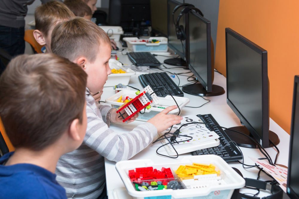 UK_CW's tweet image. Which measures can be taken to assure there are sufficient skilled employees to use digital solutions and secure the construction industry’s future?

Read the full story 👉 bit.ly/31OmfxW

#DigitalSolutions #FutureofConstruction #YoungerGenerations