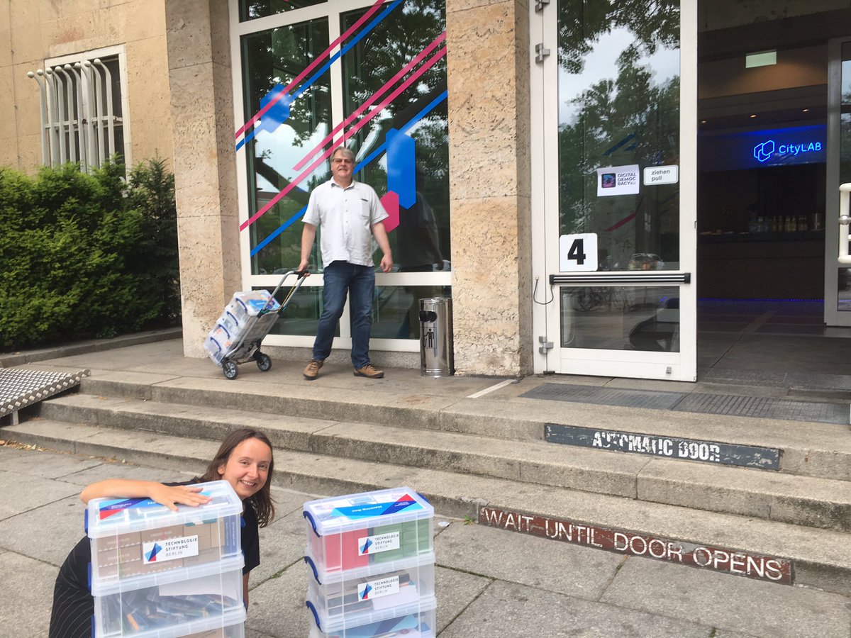 caroclausnitzer's tweet photo. Bäm, die #HackingBox der @TSBBerlin erobert ihren neuen Standort @citylabberlin im Flughafen Tempelhof 🤩 Ab 24. Juni in der Werkstatt: Ausleihe, Beratung, Anwendung👌🏻Spot reservieren ➡️ https://t.co/XDvQVXHKOY #coding #digitaleBildung #CivicTech #Berlin Thx @fmoronzirfas https://t.co/10WhtIp8F3