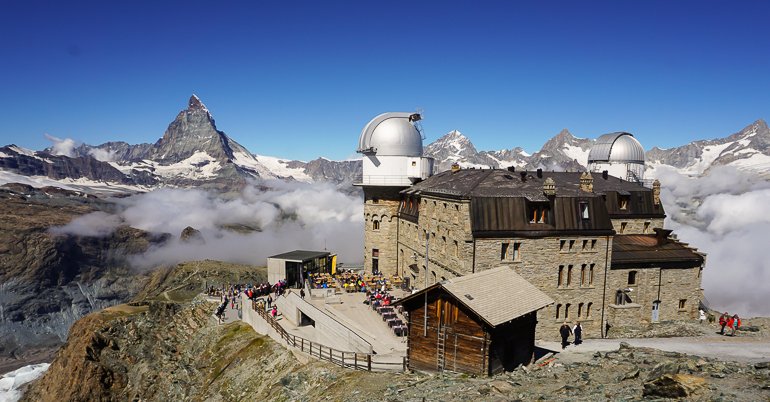 El #Matterhorn es una de las montañas más bonitas del mundo 🏔️ Un icono de alta montaña que podemos mirar a la cara gracias al tren cremallera de #Gornergrat. Este tren te deja frente a uno de los paisajes más impresionantes que habrás visto en tu vida🤩 bit.ly/2MZMs9H
