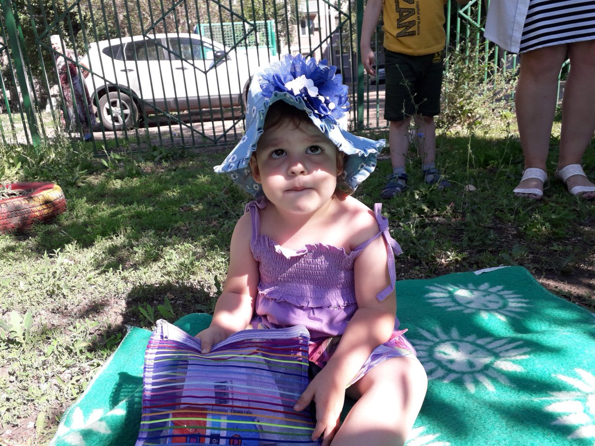 Сегодня у нас спортивный праздник! Команды готовятся к выступлению, зрители занимают места на трибунах. Все настроены на победу!