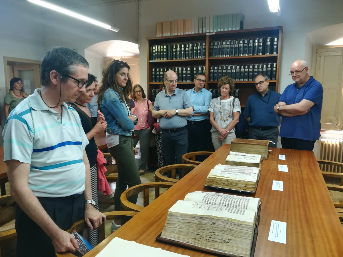 govgirona's tweet photo. Comencem la visita a la sala de consulta, amb una mostra dels tresors custodiats: Arxiu de la Catedral, Arxiu Diocesà i Biblioteca del Seminari de #Girona #DiaInternacionalArxius #IAD2019 #GenTalent #arxius https://t.co/87lbjSudpP