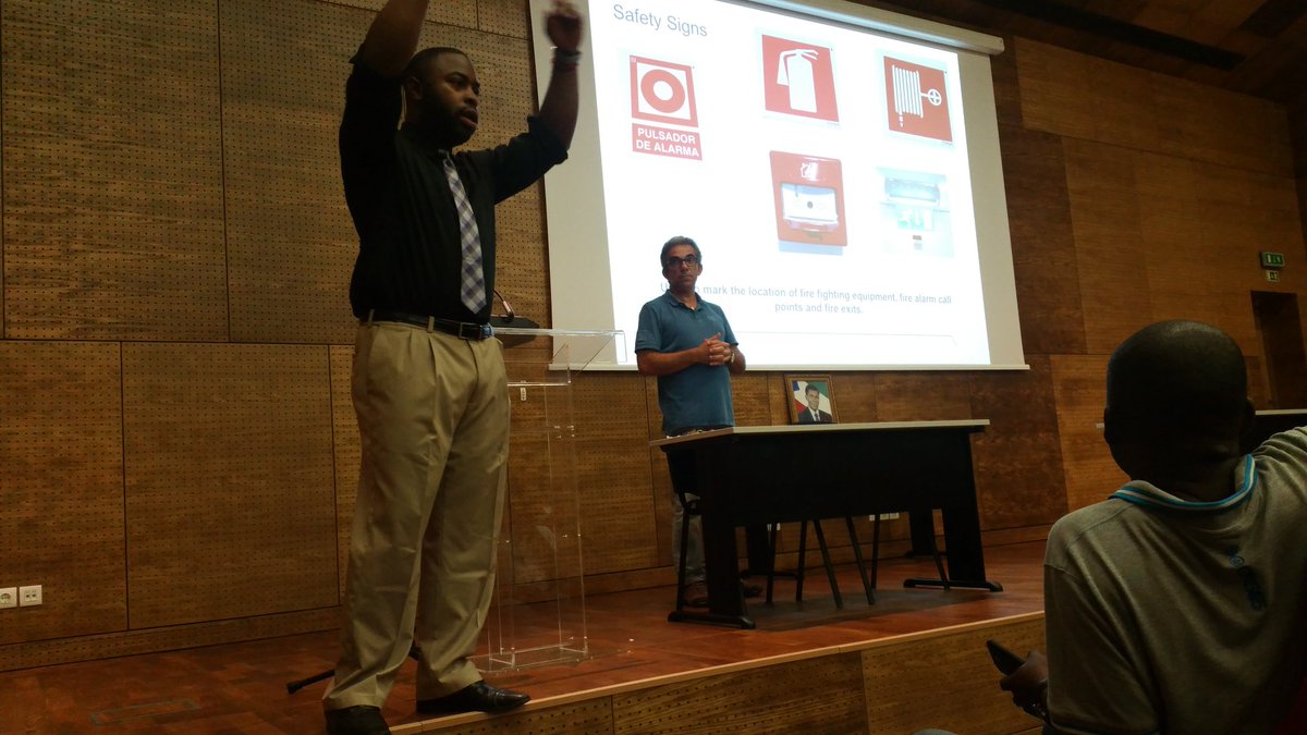 ITNHGE2's tweet photo. El Director Jerente y el Jefe de mantenimiento del edificio del ITNHGE dando orientaciones sobre el tema de seguridad en caso de un incendio,cuando suenan alarmas en el edificio. https://t.co/wyXZO5KQIU