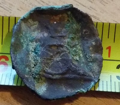 SkipundaNow's tweet photo. More finds from our British WW1 training camp!  A Royal Veterinary Corp cap badge, part of a Royal Artillery button (for tunic) and examples of webbing pieces for WW1 uniform.  A large brass horse bit of the same era has also been found!

#ww1 #militaryhistory @MilHiVisualized 🧐 https://t.co/JilvKrkqBw