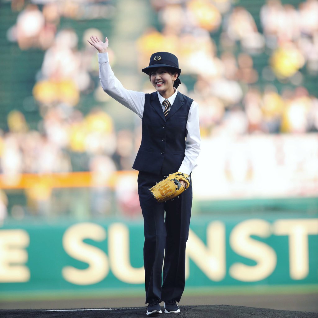 SandyHxM's tweet photo. 甲子園球場でファーストピッチ！阪神電車の制服を着て投球できるなんて、一生忘れることのできない素敵な思い出になりました〜！

#阪神 #阪神電車 #甲子園 #ファーストピッチ #サンディー #黃小玫 #台灣 #台湾デー #阪神タイガース https://t.co/XvU7nepgVR