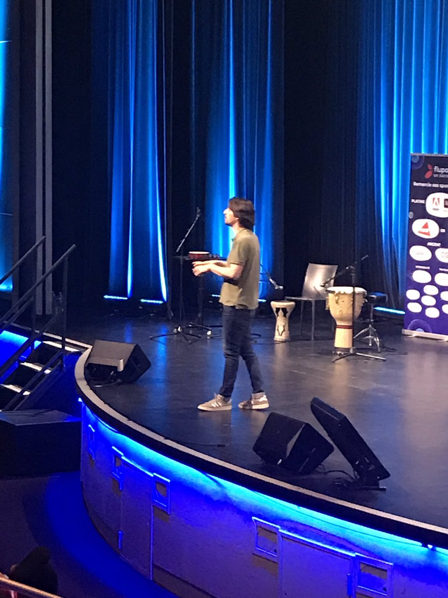 ___wendyb's tweet photo. Une super présentation @founsy et une belle manière pour nous rassurer sur l’IA dans le métier de l’UX avec humour ! @flupa #UXDays19 https://t.co/GaD7qCANFa