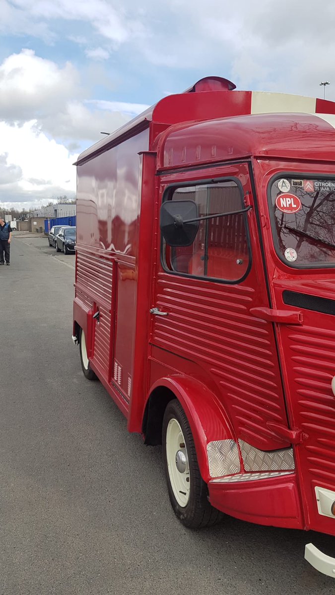 rc_solution's tweet photo. Just a few more pics of the beautiful cherry🍒 red HY-Van 😍, such a stunner 🤩 #rcsolution #hyvan #Citroen #cherryred #stunning #restaurant #mobilecatering #foodtruck https://t.co/JZNPn8DpN4
