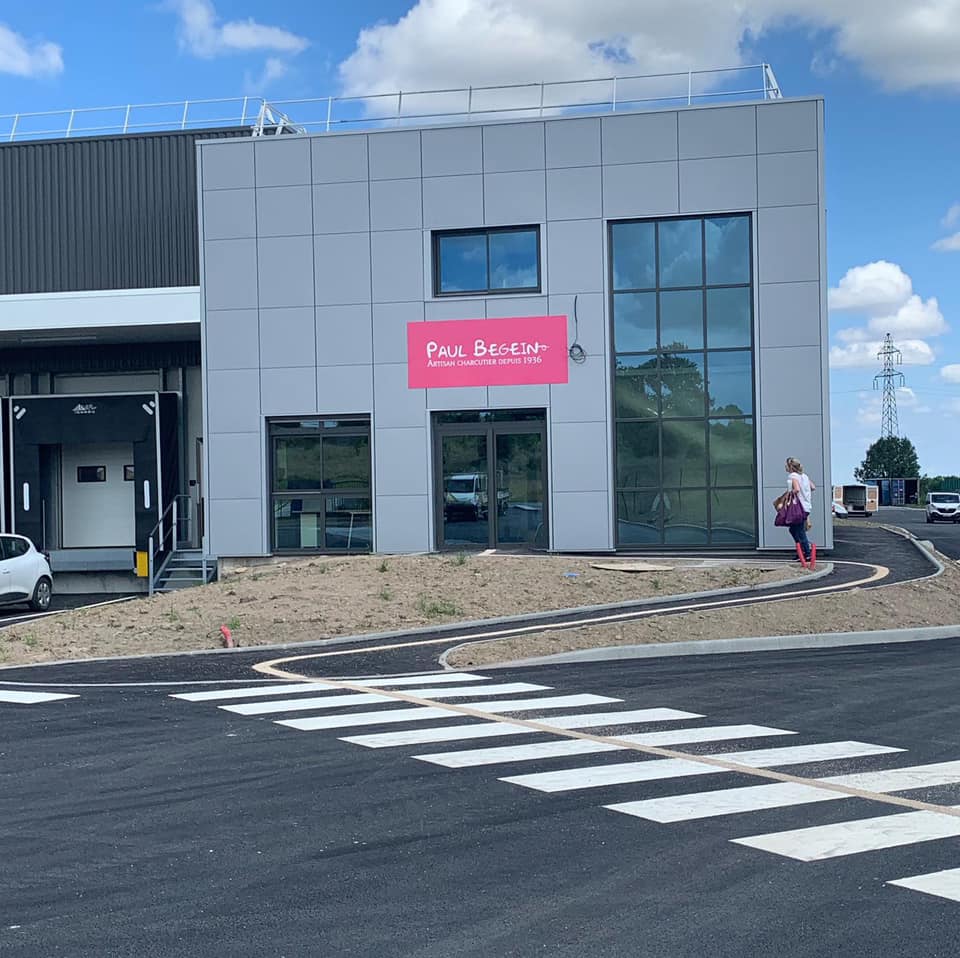 Agence_UpMotion's tweet photo. Petite visite en avant première des nouveaux locaux de la Charcuterie Paul BEGEIN à Saint-Malo-du-Bois.
Nous leur souhaitons un très bon déménagement !

L’agence UPMOTION signe la réalisation des trois enseignes de ce nouveau bâtiment.
#Vendee #communication https://t.co/Y9ZEhkhEMR