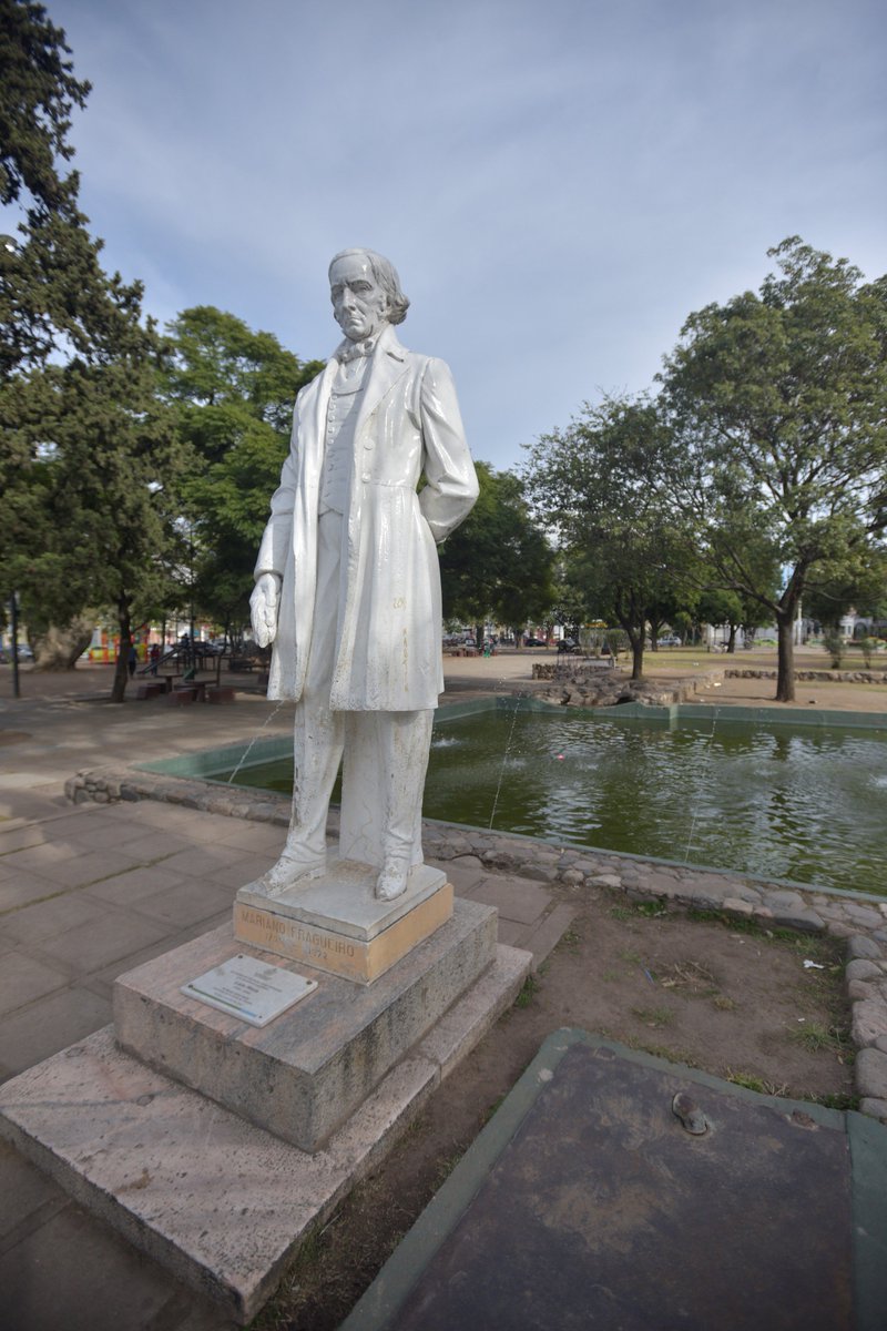 La estatua de Mariano Fragueiro, obra de Lola Mora, emerge en la Plaza Rivadavia de Barrio Alta Córdoba. Fue inaugurada hace 65 años luego de ser rescatada de un galón y pasar por el patio de una escuela:  bit.ly/2KtDUFZ