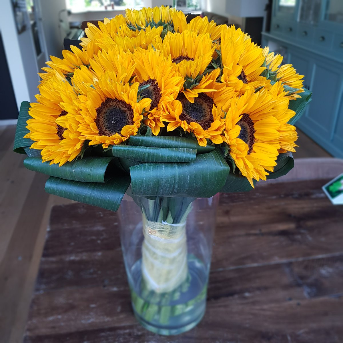 pieterjouke's tweet photo. Op onze trouwdag gaf ik mevrouw Jouke één met linten omwikkelde zonnebloem. En vandaag na 17 jaar dus 17 plus één. Een jaarlijks terugkerende belofte. #onelifestand #storyofmywife https://t.co/gAAiJENHvJ