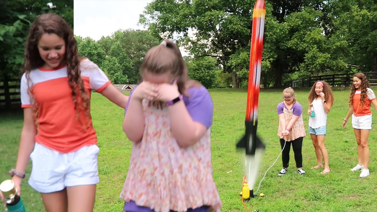 SarahGraceClub's tweet photo. Sierra &amp; Olivia surprise Sarah Grace with a ROCKET LAUNCH in the park!  This was sooo cool!  Watch HERE: https://t.co/gs4ufXSmNk https://t.co/b2Gjk5ZQfz