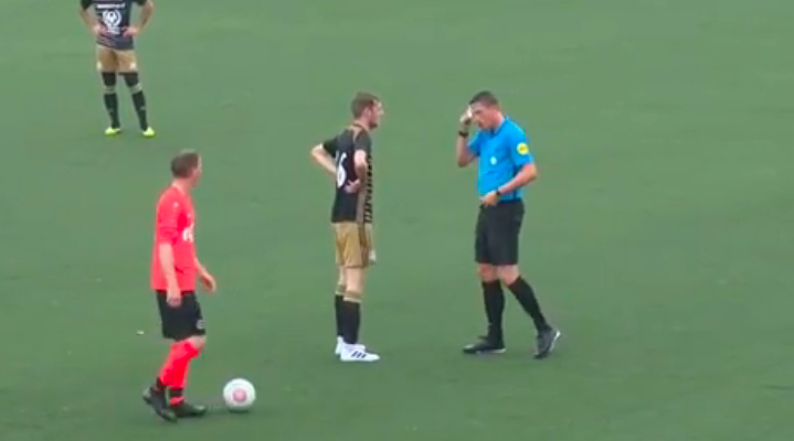 Scheidsrechter Manschot aapt collega na en pakt zakdoek in plaats van gele kaart (video) sportnieuws.nl/fun/scheidsrec…