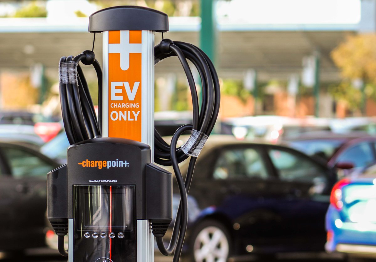 FACT FRIDAY: There are over 40 electric vehicle charging stations on at <a href="/CSULB/">Cal State Long Beach</a>. Our campus ranks 4th of out the 23 CSU campuses for the most EV charging locations. Learn more at bit.ly/annualreportpa…
