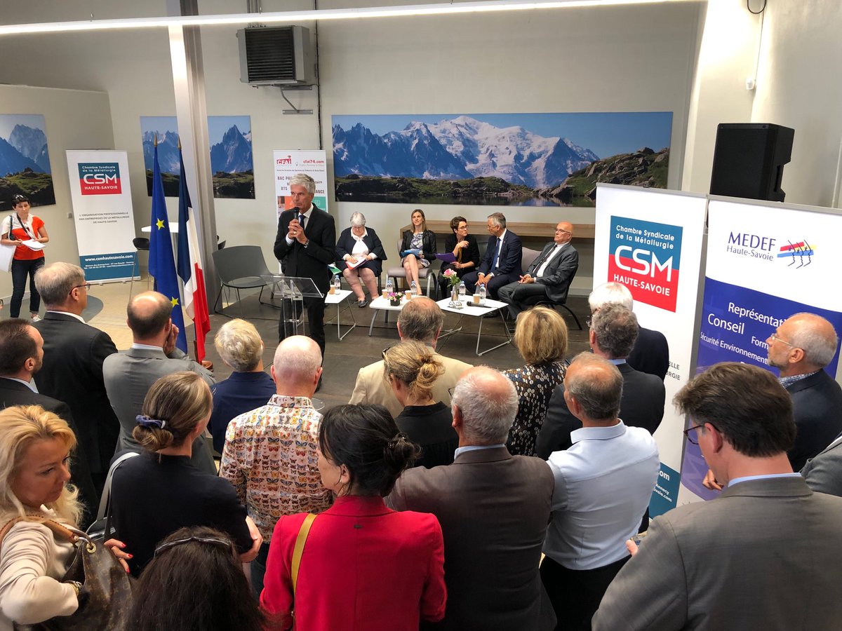 Signature de Territoire d’industrie d’Annecy au Cfai de la Chambre Syndicale  de la Métallurgie de Haute Savoie en présence de deux Ministres Mesdames Gourault et Panier-Runacher.