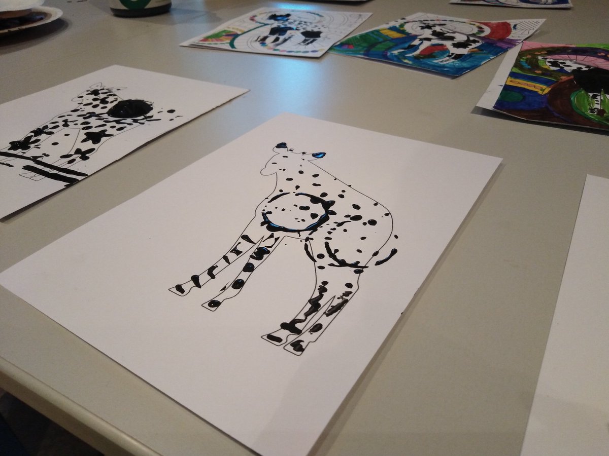 Ce matin les #CE1 et #CE2 de l'école Paul Bert de #Vichy découvraient l'okapi, emblème de la République Démocratique du Congo (pays mis à l'honneur par le musée cette saison).
#ecoleaumusee #artcontemporain #artplastique #education