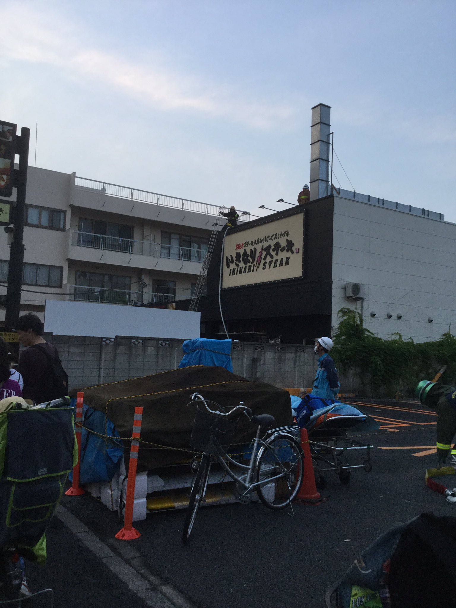たっちゃーん 亀有駅入口交差点前にある いきなりステーキが火事になって 大騒ぎになってる 鎮火してたけど 現場検証してる感じだった 今度食べに行きたいって思ったところだったのに いきなりステーキ 亀有 火事 たっちゃーん 亀有駅入口交差点前にある いきなりステーキが火事になって 大騒ぎになってる 鎮火してたけど 現場検証してる感じだった 今度食べに行きたいって思ったところだったのに いきなりステーキ 亀有 火事
