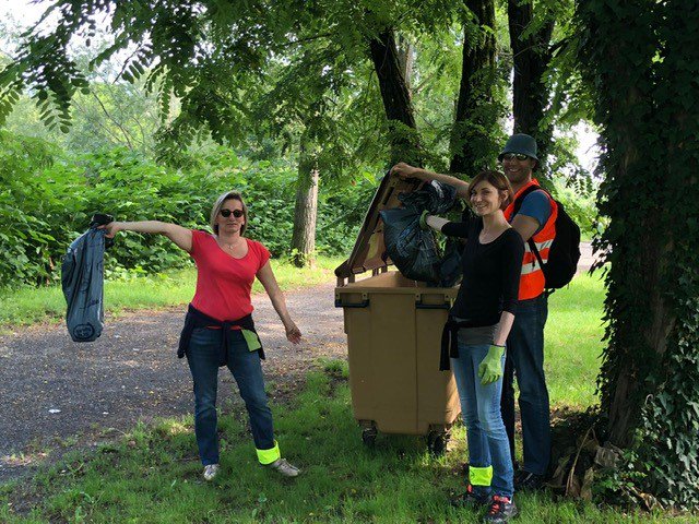Bayer_FR's tweet photo. [#RSE] Nettoyage de berges et convivialité à Chazay. A la fois une des missions de notre activité Environmental Science et un des engagements RSE de nos collègues : maintenir nos environnements sains et propres (sans rats, blattes, tiques, puces... et détritus !) #ThumbsUp 👍 https://t.co/zVwfoAefZ3