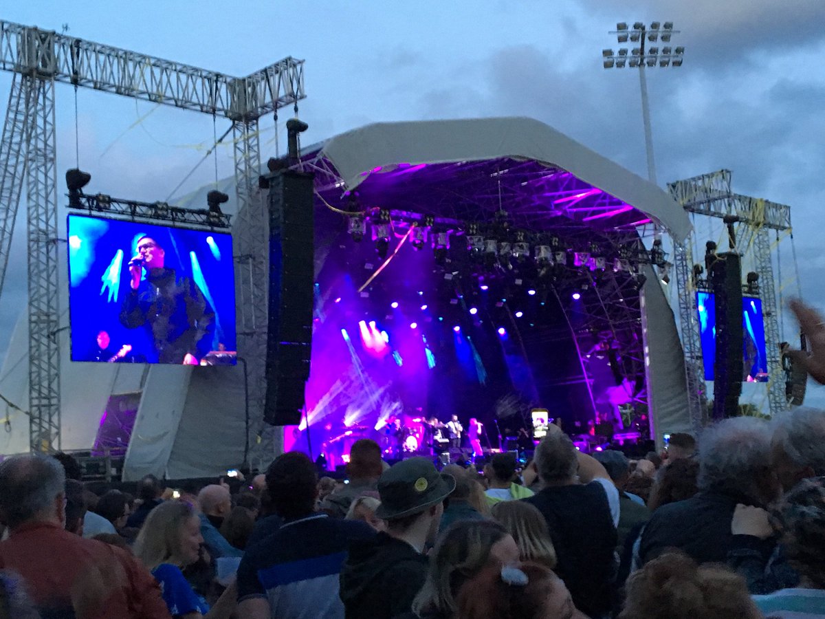 Ben_Blackman's tweet photo. Have to say it again because they were SO good last night. Paul Heaton &amp; Jacqui Abbott.
That man has SO much soul and truth and GREATNESS in him.
I bloody love him (and her). What a duo. https://t.co/LmJzwUJ7UC