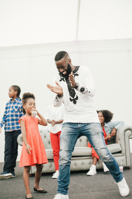 theatredelishef's tweet photo. Today at 5pm for @MigMatFest!
A traditional storyteller and hip hop artist based in London; @alimKamara brings the campfire to the stage - gather round!
Come and join in this fantastic storytelling workshop - https://t.co/s8d7VBqqvl #MigMat19 https://t.co/Ha2EXD62Hs
