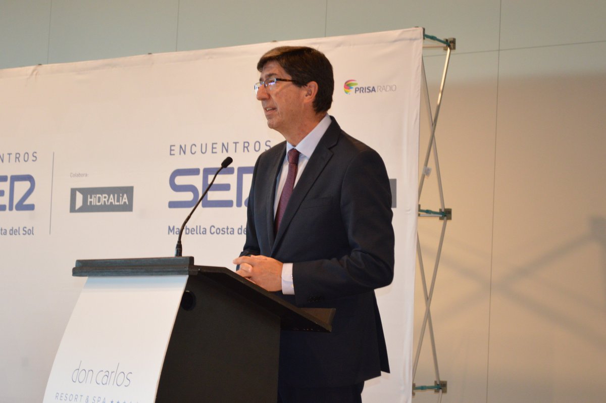 TurismoAND's tweet photo. 🎙️@JuanMarin_Cs en el ☕️📸 desayuno informativo de @SER_MarbellaCSo: "De los 26,1 millones de pernoctaciones 🛌 para este verano ☀️:
🇪🇸12,8 millones serán españoles 
🌍13,3 extranjeros
📈Crece un 1,1% el turismo extranjero en relación al verano de 2018". https://t.co/FhwXgsvL7Y