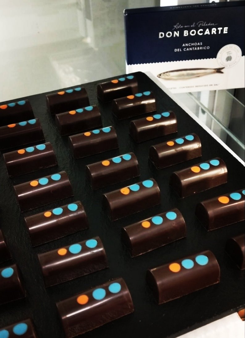 Bombones elaborados por el chef pastelero <a href="/ErnstKnam/">Ernst Knam</a> con anchoas <a href="/donbocarte/">Don Bocarte</a> para el evento de Feeling Food Milán