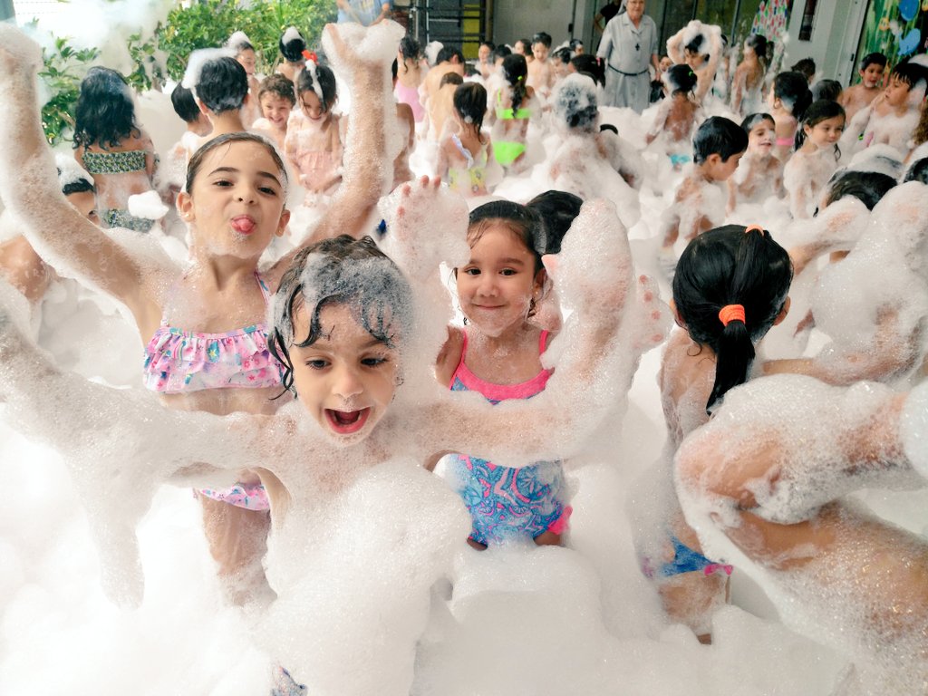 Isabel_Infantil's tweet photo. ¡Fiesta de la espuma en acción! @GuasiMaira @PfontesOsuna @quevedo_yeni @InfantilSoraya @claudiateacher4 @TeacherPatrici2 @teacherP3_celia @VanesaH52036241 #FinalParty #HappySummerTime @NazaretArrecife ¡Qué felicidad! https://t.co/bOHJiYyQvj