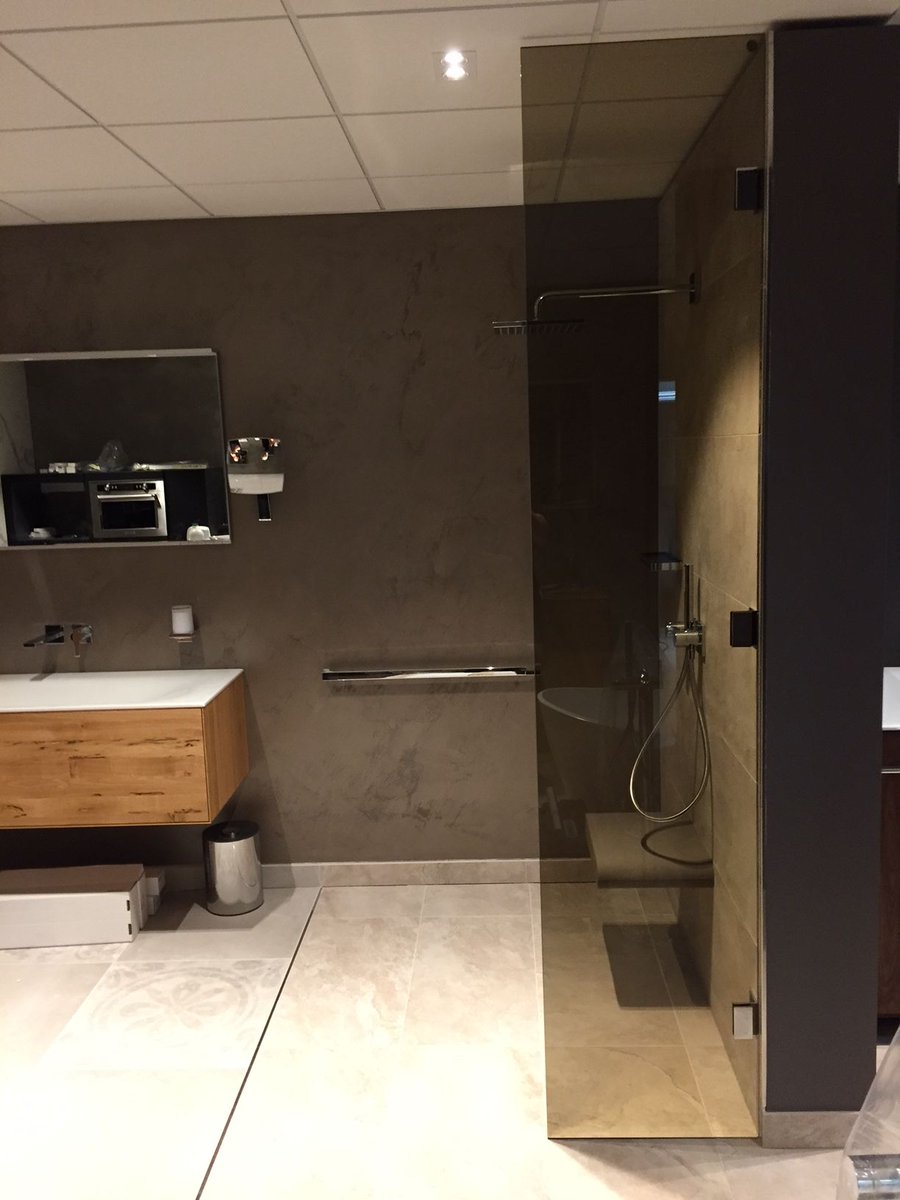 Just need a bit of privacy? Or a divider panel for a large bathroom space? We can do that too! ☑️ Plus... by using the Design Solutions range, you can choose from our range of tinted glass too! 😍

🚿 Bronze tinted DS400 (as divider panel)
📸 @kslsudbury