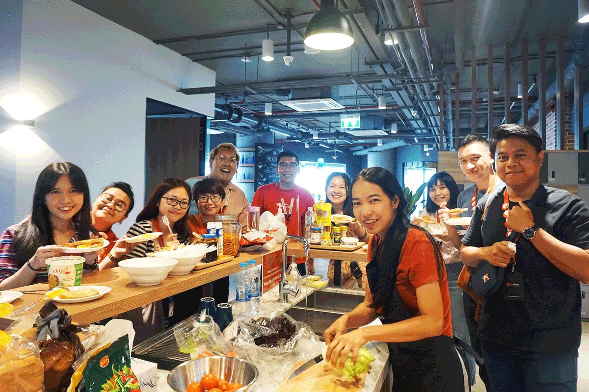 tdcxgroup's tweet photo. Teledirect Thailand organised a breakfast on-site for the staff to start their day off in the right way. Through teamwork, we were able to plan and cook for everyone as well as enjoyed our delicious breakfast.
#Teledirect #Thailand #Teamwork #OfficePerks #Breakfast https://t.co/Q09pOFu7OH