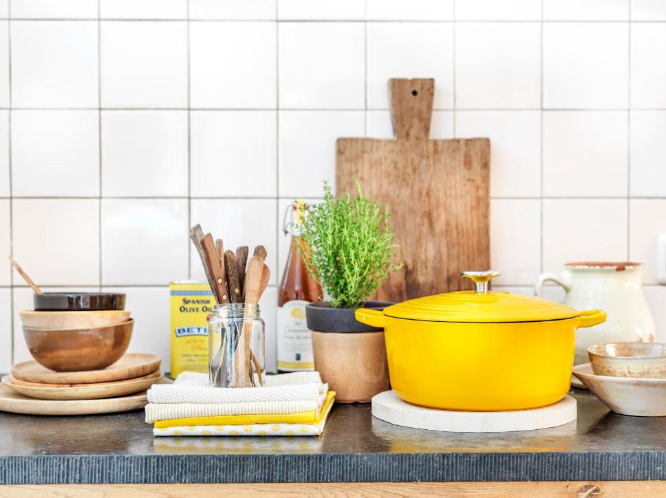 Yes, zomer! Tijd voor zon, warmte en gezelligheid. Haal het zonnetje vast in huis met de BK Bourgogne Sunny Yellow. Warmte en gezelligheid gegarandeerd! > ow.ly/VH0q50uINBO