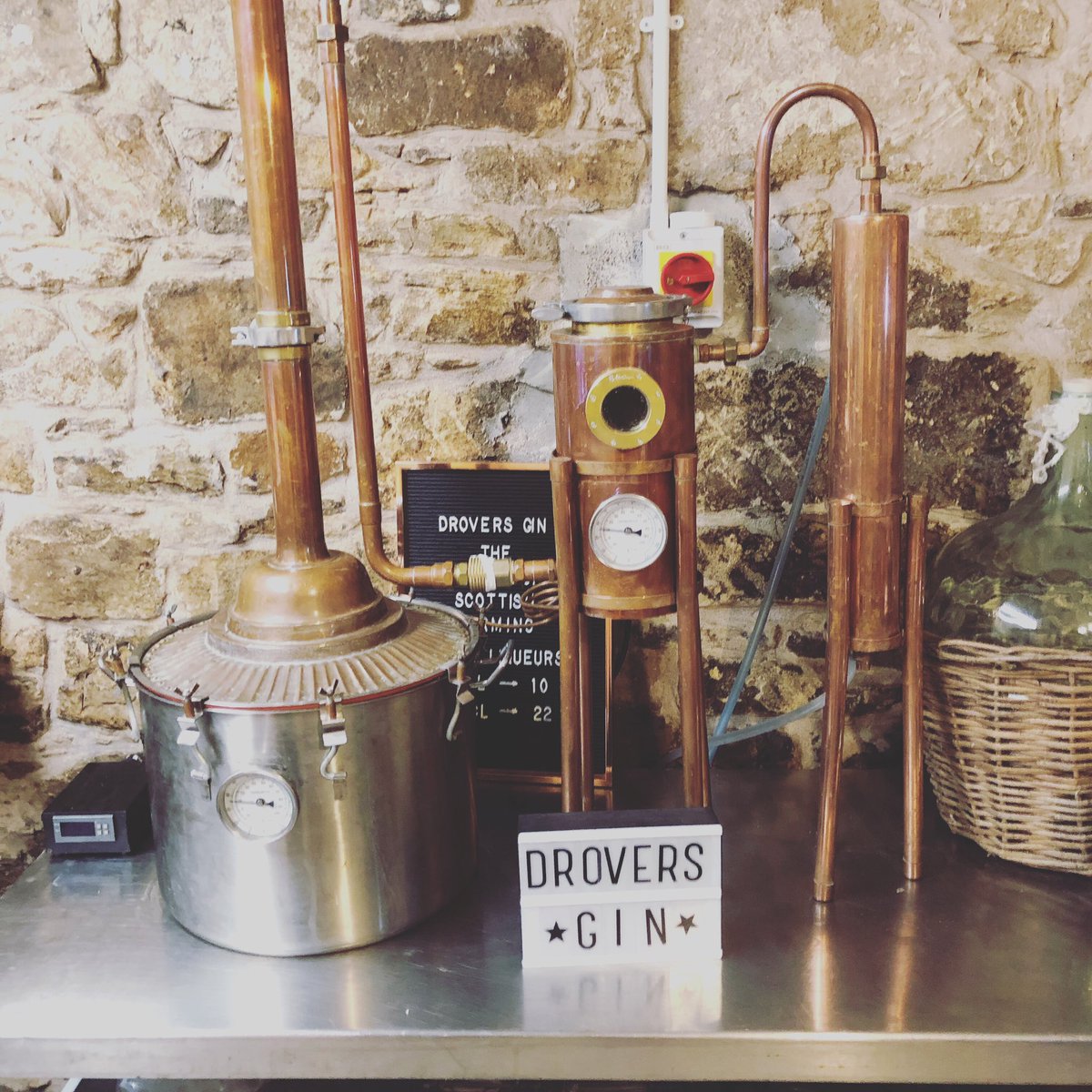 Visited Morag at ‘The Wee Farm Distillery’ this week. She produces amazing small batch craft gin. A Scottish craft distillery at its best. 

#scottishgin #SmallBusiness #keeplocal #craft #mobilebarhire #horseboxbars #droversgin #theweefarmdistillery