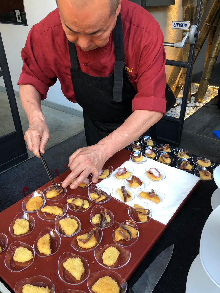 El chef japonés, estrella michelin, Haruo Ichikawa preparando platos asiáticos con anchoas y pulpo <a href="/donbocarte/">Don Bocarte</a> ayer en Feeling Food Milán.