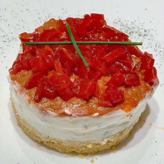 Mancyo's tweet image. Piatto estivo ottimo per questi giorni di caldo 😁...con un po’ degli splendidi prodotti ricevuti nel pacco del contest di @madeinmasseria ho creato questa cheesecake salata.
La base sono dei taralli sminuzzati, la parte centrale è un mix di ricotta vaccina e burrata bio del …