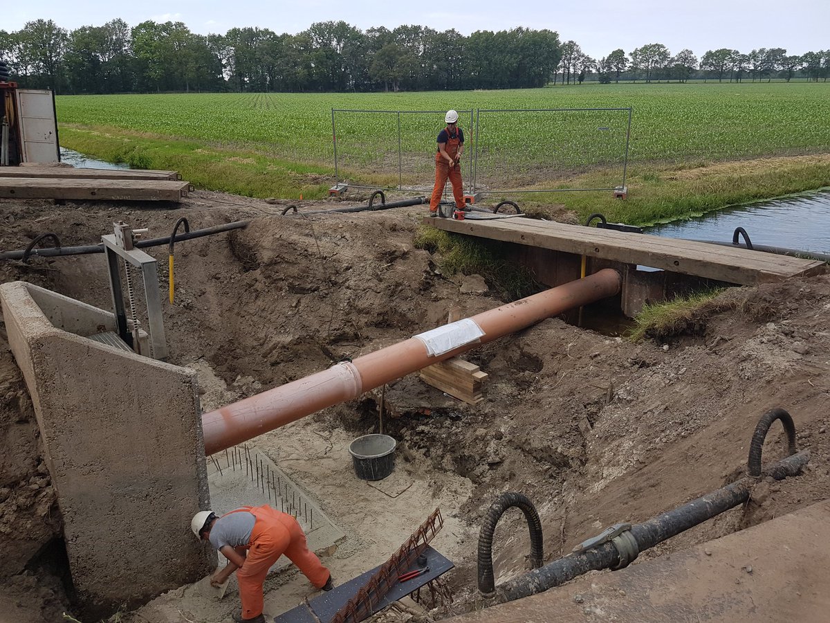 Bij stuw/inlaat Hijken zijn we weer aan het opbouwen.  Tijdens de renovatie blijft goede aan/afvoer v water natuurlijk voorop staan!
#waterbeheer <a href="/WDODelta/">Waterschap Drents Overijsselse Delta</a> <a href="/Gerwers/">Gerwers</a> @Roalddevries