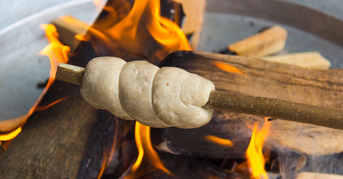 Bereitet für eure nächste Garten-Party doch mal ein #glutenfreies Stockbrot zu und verbringt gemütliche Stunden am offenen Feuer! 3pauly.de/rezepte-mehr/d…