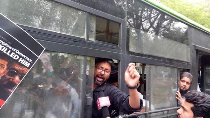 ImrulQuesh's tweet photo. It is highly condemned that Police detained hundreds of people who were protesting outside Egypt Embassy, New Delhi. with a demand for independent international investigation for Morsi political murder.
#IndiaStandsWithPresidentMorsi
#IStandWithMorsi
#IStandWithDemocracy https://t.co/WNNVtgNiqh