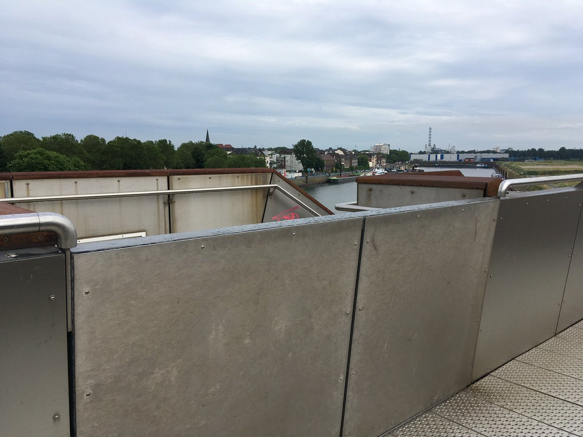 tejott's tweet photo. @duisburg_de Am gestrigen Donnerstagabend war die Treppe noch nicht zugänglich. Das kommunale Kommunikationsamt erzählt also Unsinn. - Wird die Stadt sich für die Falschmeldung entschuldigen? https://t.co/cUNXlbuwRn