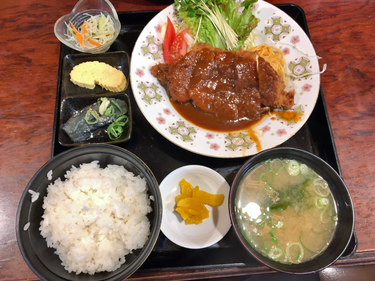 おちょきん Pa Twitter 24日で閉店されるキッチンレンガさんが予約で満席だったので どうしても洋食の口から変わらなかったので ウチから一番近いレストラン三日月さんでチキンカツ定食 相方氏はオムライス やっぱりこのがデミソース美味しいのだ