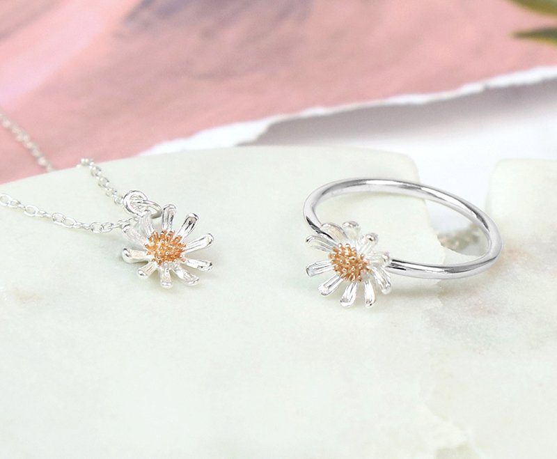 PoM925's tweet photo. NEW | A stunning new collection of sterling silver jewellery has just arrived and we're already in love...
#Wholesale #SilverJewellery #Jewellery #Daisies #SterlingSilver 
https://t.co/6eGMXLbnPY https://t.co/2P76x32XTU