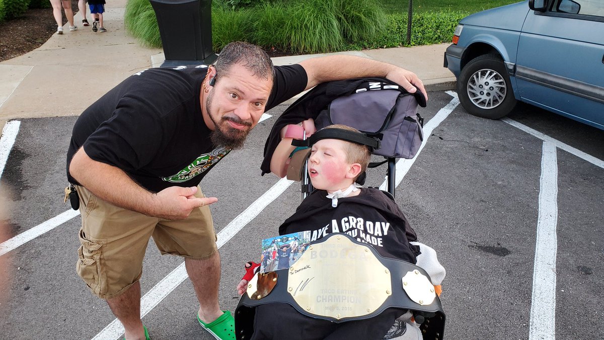 Da_Disposal's tweet image. Met a big fan today at Cardinal Glennon who smashes Casey's Pizza. Was my honor to meet Dominick William's and to give him my most prized eatin' award so he may smash pepperoni pizzas in style!!!!