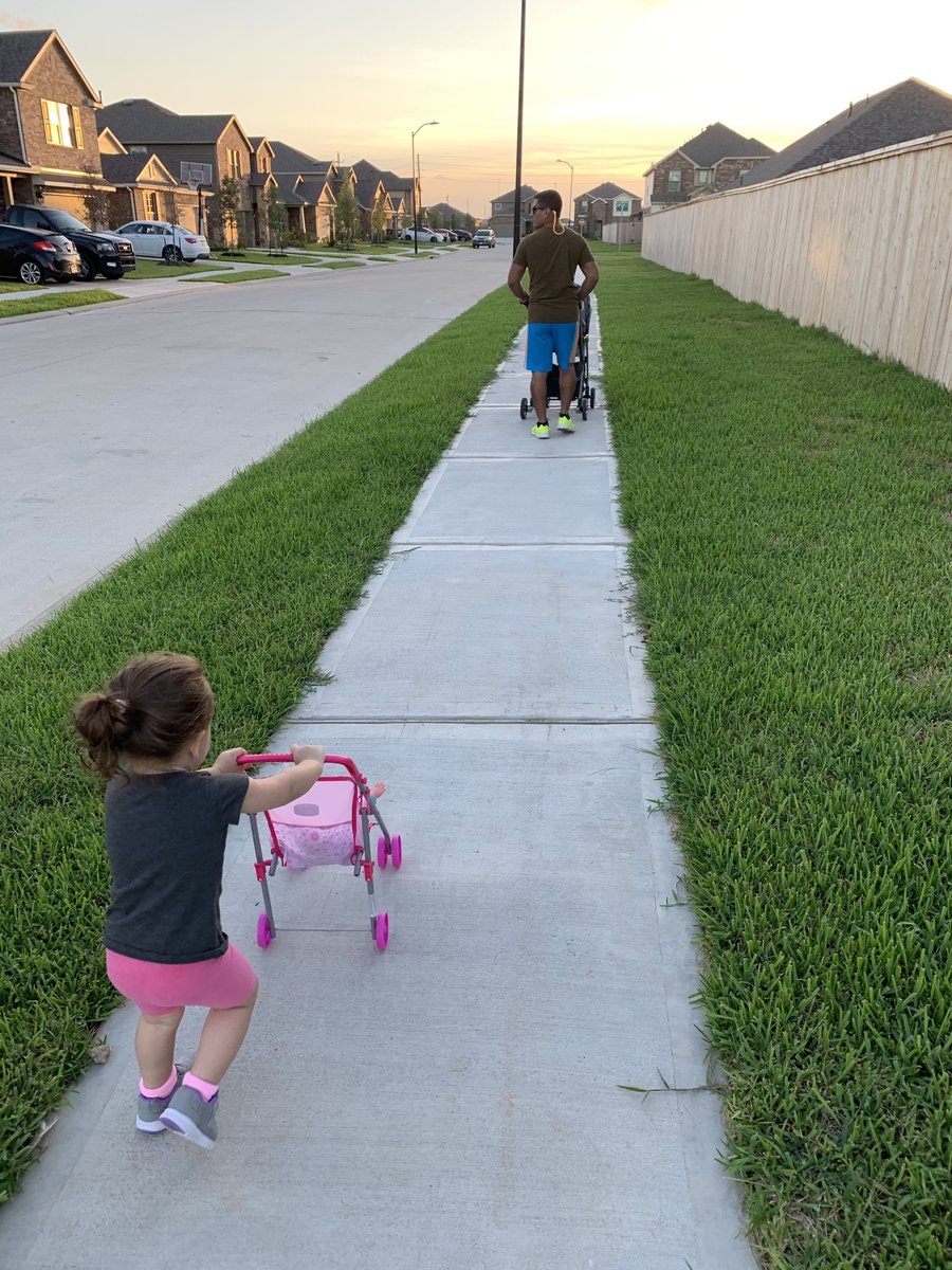 ChristyH1984's tweet image. Enjoying a walk with the family! @MRobinsonElem #WeAreMRobinson #MakingLearningMagical