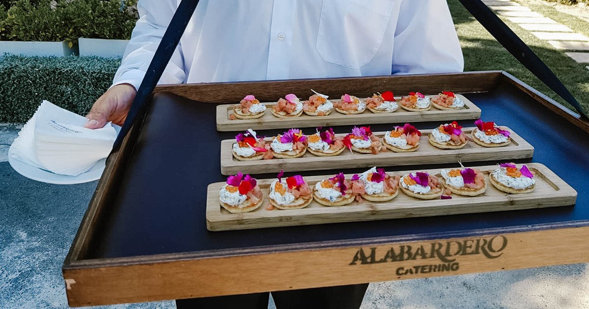 AlabarderoCa's tweet photo. Comida refrescante y deliciosa, esto es lo que más nos apetece en verano🤤👌
Y en @cateringalabardero nos esforzamos cada día por hacerte feliz a ti y a tu paladar🙈
¡Qué aproveche!😏 https://t.co/7yjk9l96Pu