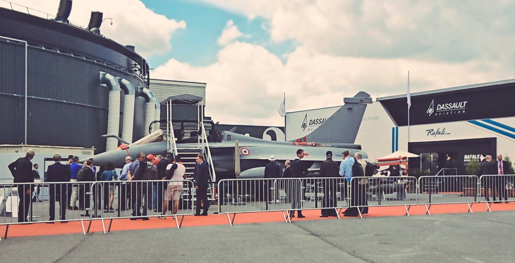 Ribambelle de badges, avion cargo #A400M, avions de chasse #NGF et #Rafale 
Une super journée hier avec des jeunes filles passionnées.
#EBBourget #PAS2019 
Merci @ellesbougent et  @thalesemploi 
@ebnpdc