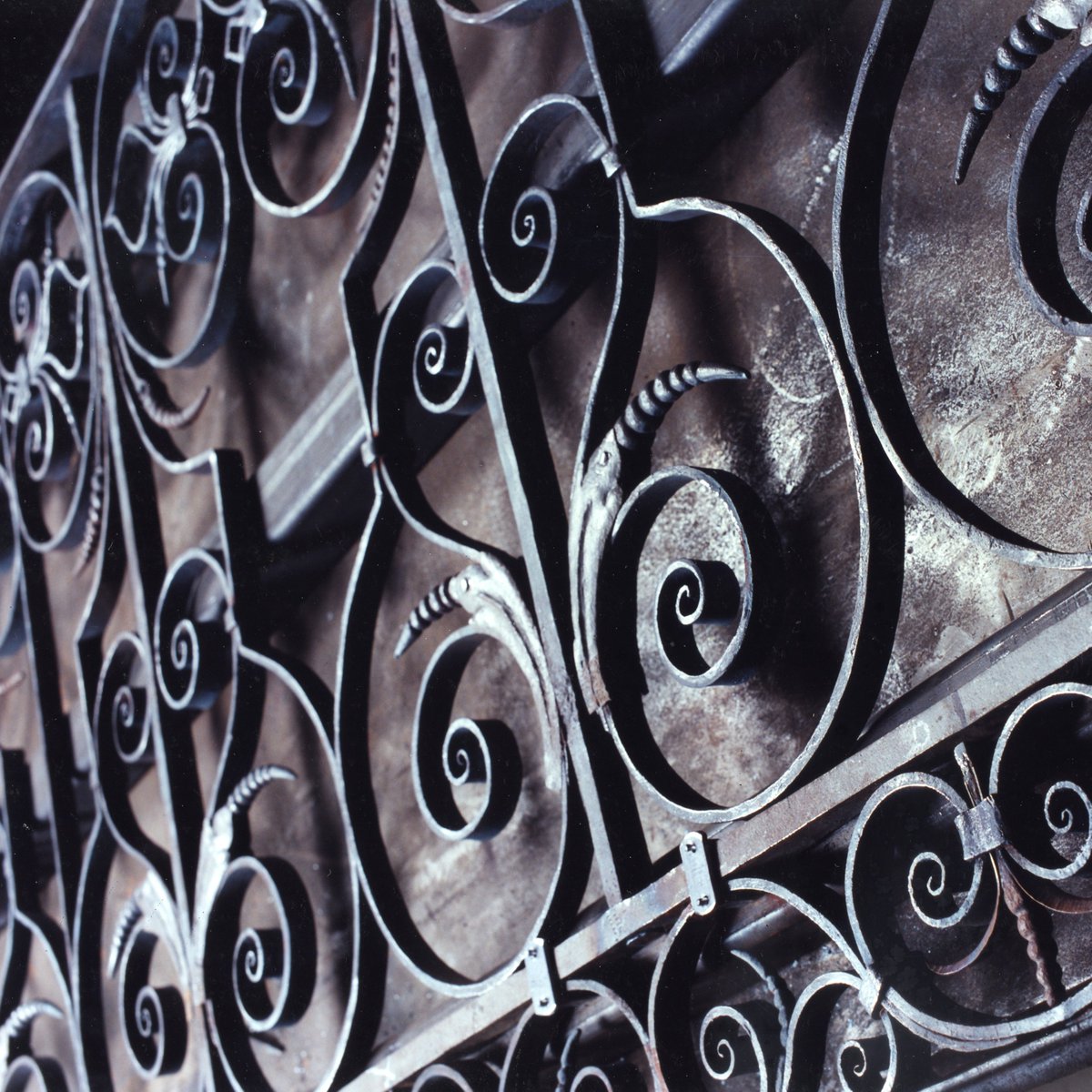 AP_Perrault's tweet photo. Restauration d'un garde-corps traditionnel en fer forgé pour balcon 😍
#ferronneriedart #gardecorps #architecture #patrimoine #ferforge #madeinfrance #metiersdart #savoirfaire #ironwork #architecturedetails #ironworkbalconies
#LeBois #LeFer #UneHistoire 
#ateliersperrault https://t.co/3PL1fO9Q8s