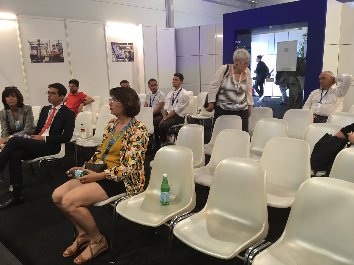 Safe_Cluster's tweet photo. @salondubourget @Safe_Cluster @MaRegionSud auj @AviondesMetiers #PAS19 conférence de notre adhérent #polyaero centre #excellence #formation #Aeronautique #3D réalité virtuelle https://t.co/0lPCgF8ZOq